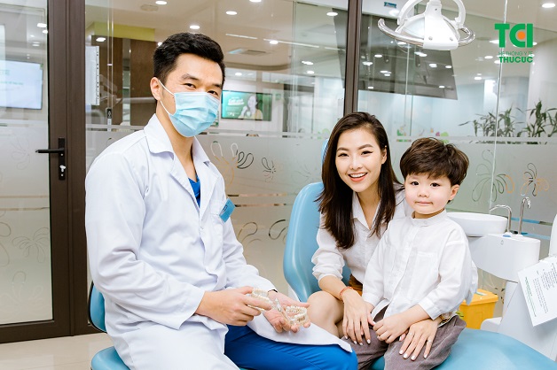 Phụ huynh đang có ý định nẹp răng cho trẻ em, nên đến các trung tâm nha khoa uy tín để được tư vấn chi tiết và chính xác nhất.