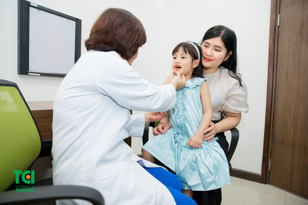 bị nhiệt miệng nặng