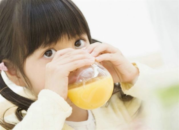 Sau khi kết thúc cơn co giật, cha mẹ hãy nhanh chóng bổ sung nước bằng cách cho trẻ uống oresol, nước ép rau quả hoặc canh rau để bù đắp vitamin, chất điện giải, đồng thời tăng sức đề kháng cho trẻ.