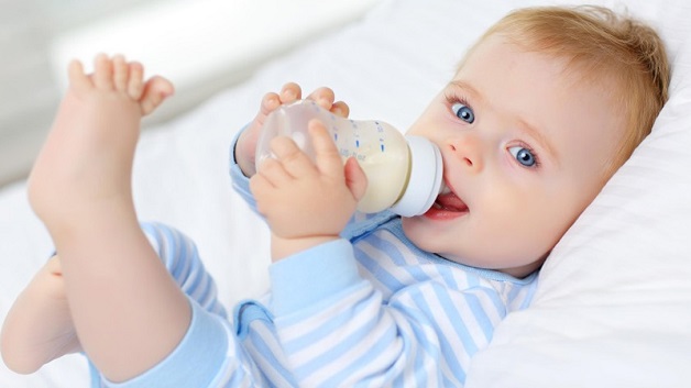 Khi chọn sữa công thức, mẹ nên ưu tiên chọn loại có chất xơ hòa tan FOS để hỗ trợ hoạt động của hệ tiêu hóa