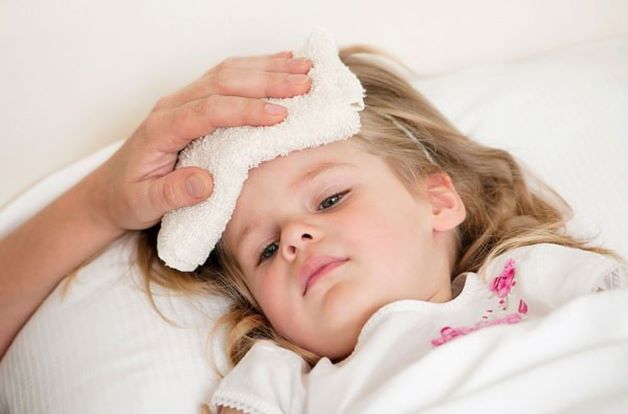 Trẻ quấy khóc còn do các nguyên nhân bệnh lý mà trẻ gặp phải như: trẻ bị cảm cúm, sốt mọc răng, đau bụng, đị đói.