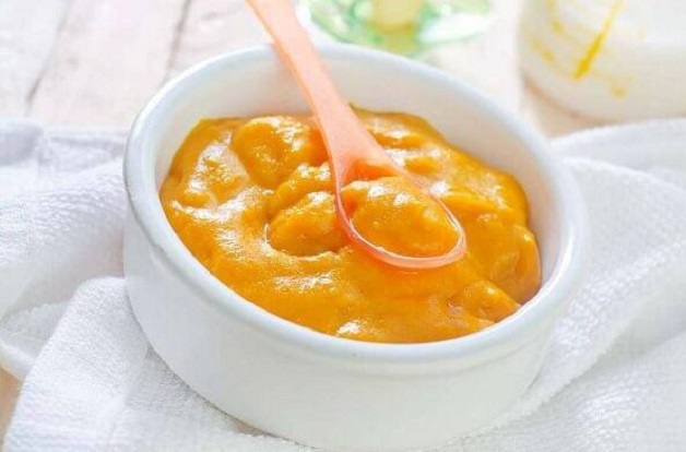 Khoai lang trộn sữa là món ăn thích hợp cho trẻ 8 tháng bị táo bón
