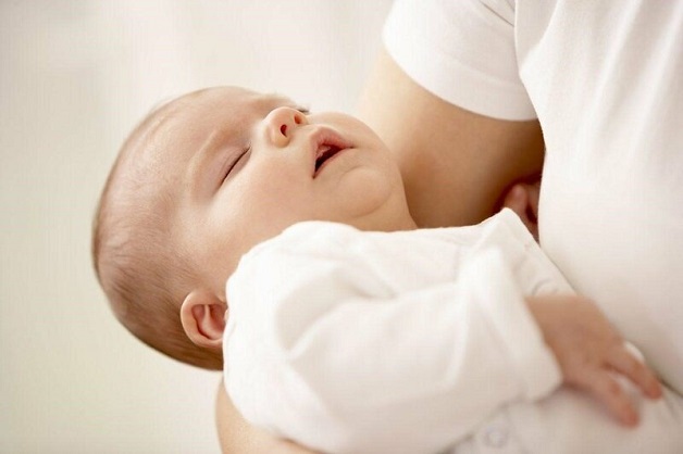 Trẻ bị ho gà phải làm sao? Đối với trường hợp trẻ bị ho gà ở thể nhẹ thì cha mẹ có thể chăm sóc bé tại nhà