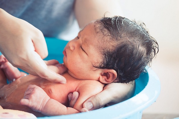 Trẻ bị nổi mẩn đỏ ở cổ