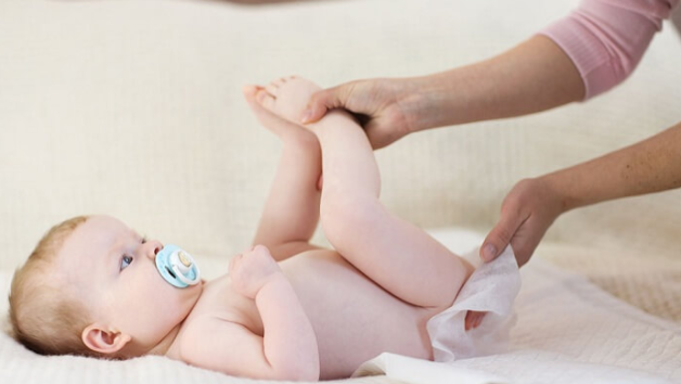 Nếu mẹ thấy con quấy khóc ban đêm thì đừng quên kiểm tra tã và bỉm cho con xem sao nhé.