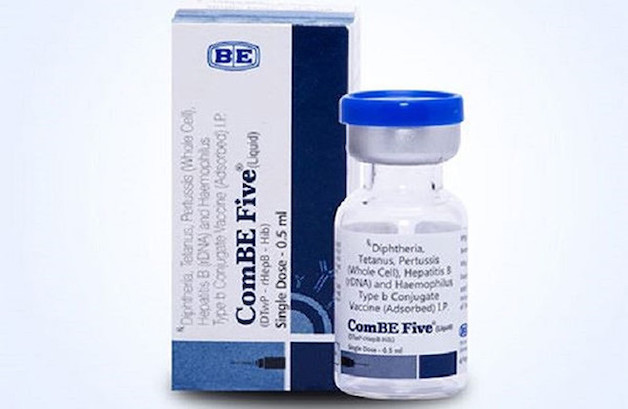 Đối với các bé tiêm mũi vắc xin 5 trong 1 theo chương trình tiêm chủng mở rộng ComBE Five thường bị sốt nhẹ khoảng 38 – 38.5 độ kèm quấy khóc, chán ăn uống.