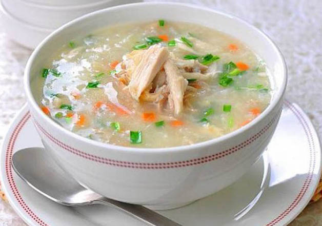 Đối với trẻ ăn dặm thì nên cho con ăn thức ăn lỏng, mềm, dễ tiêu hóa nếu trẻ bị sốt sau khi tiêm phòng 5 trong 1.