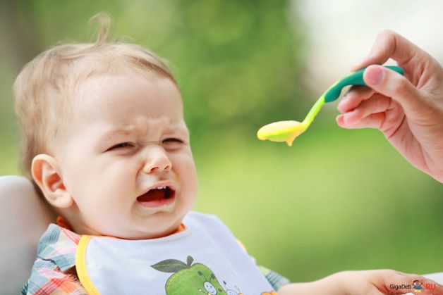 Quá trình chuyển từ ăn sữa sang ăn dặm đòi hỏi bé yêu phải có sự làm quen và thích nghi.