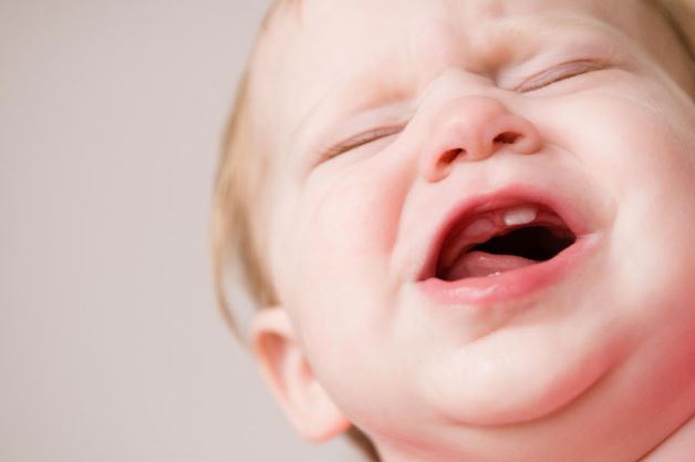 Mọc răng là một trong những vấn đề sức khỏe phổ biến khiến trẻ biếng ăn dặm.