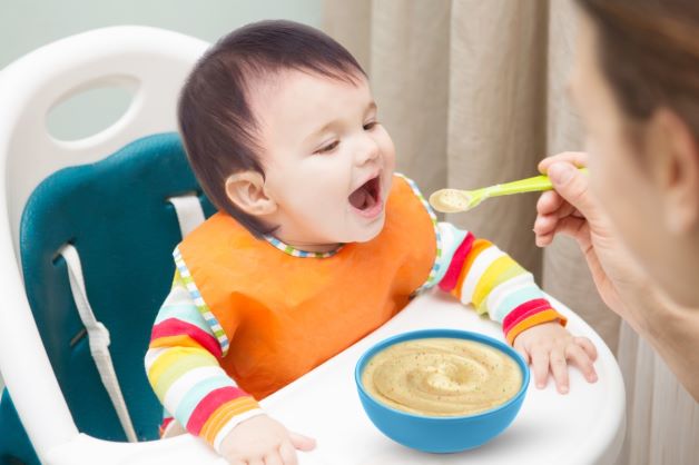 Ăn các loại thức ăn từ loãng đến đặc sẽ giúp hệ tiêu hóa của bé dần được thích nghi với các loại thức ăn.