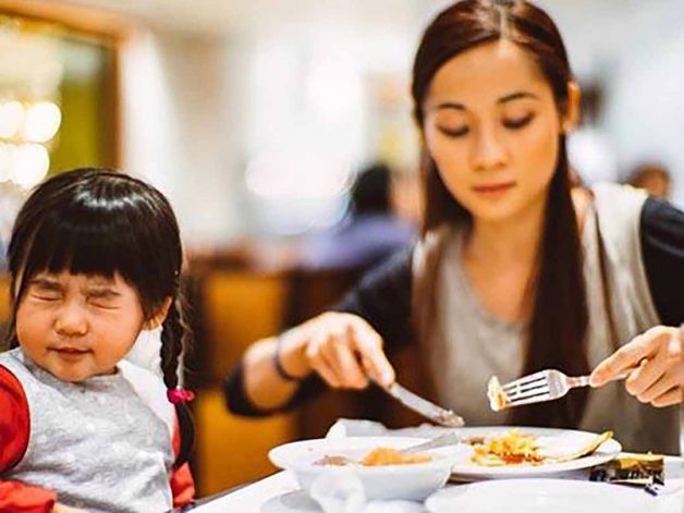 Thực đơn món ăn cho trẻ cần được thay đổi thường xuyên. Tương tự bới người lớn nếu như cứ ăn đi ăn lại một món sẽ có cảm giác chán ăn, không muốn ăn.