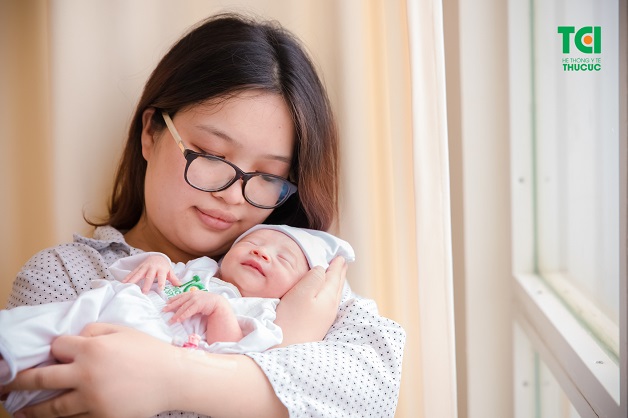 Mẹ ôm bé