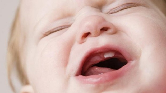 Nguyên nhân trẻ mọc răng hay quấy khóc ban đêm là do khi đó cơ thể của bé đang phải chịu những cơn sốt khi mọc răng, nướu răng trẻ bị sưng đỏ khiến bé khó chịu, dễ cáu kỉnh, quấy khóc.
