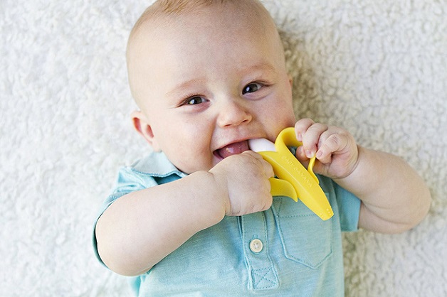 Trẻ mọc răng quấy khóc phải làm sao? Hãy cho trẻ gặm đồ vật đã được khử trùng để giảm tình trạng ngứa nướu