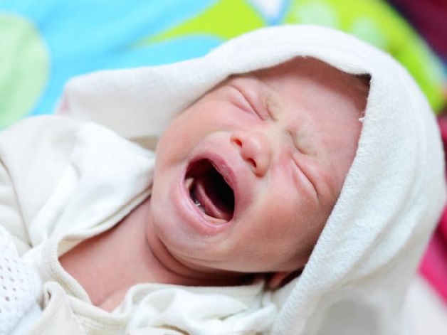 Trẻ quấy khóc bất thường do con đói