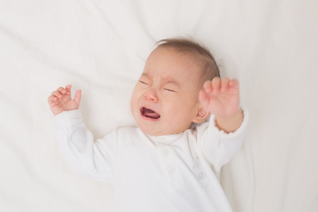 Trẻ 6 tháng tuổi trở lên quấy khóc không chịu ngủ chủ yếu là sự phát triển về sinh lý điển hình là bé nhú những chiếc răng đầu tiên.