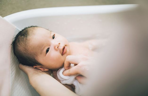 trẻ sơ sinh bị rôm sảy ở mặt