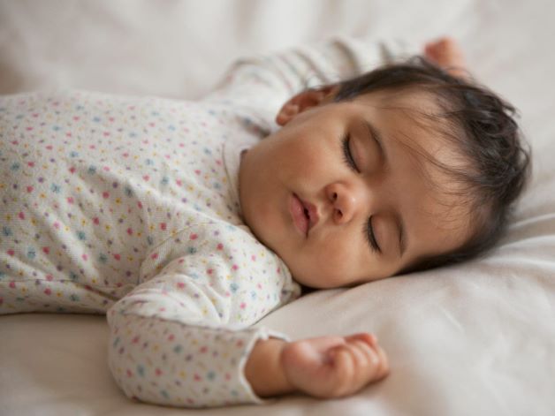 trẻ sơ sinh bị rôm sảy ở mặt