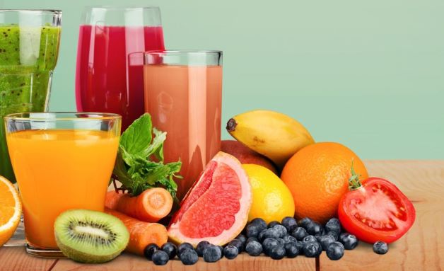 Uống nhiều nước và ăn nhiều loại rau củ khi không biết trẻ sơ sinh bị tiêu chảy mẹ nên ăn gì.