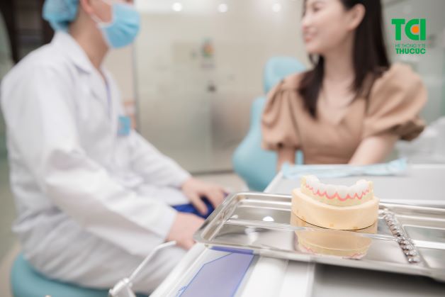 Trồng răng sứ (hay còn gọi là trồng răng giả, bọc răng sứ) là một điều trị phục hình răng bằng các răng sứ cố định.