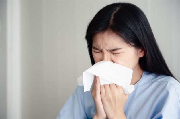 viêm họng có đờm trắng