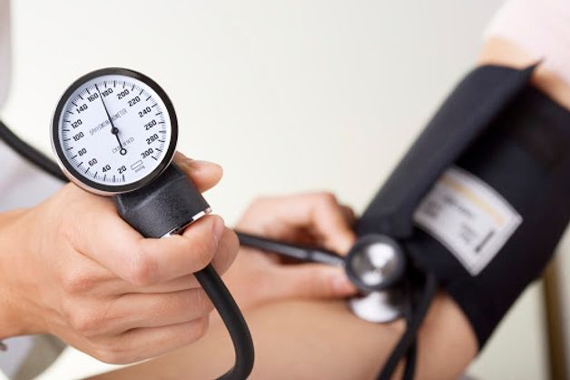 tiến hành xét nghiệm máu
