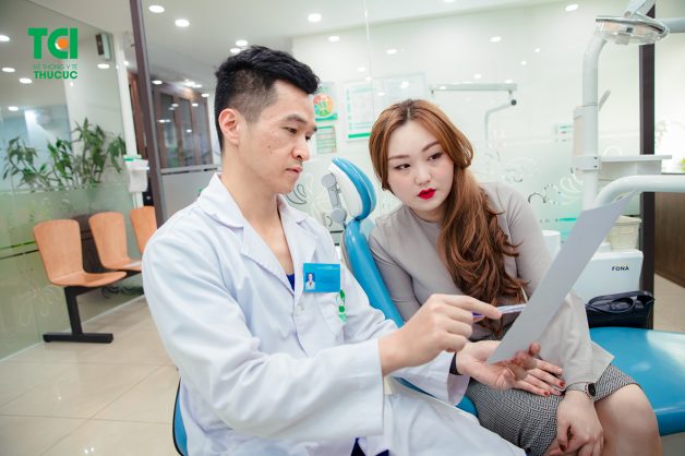 Sử dụng thức ăn, nước uống đậm màu, có chứa phẩm màu gây đổi màu răng