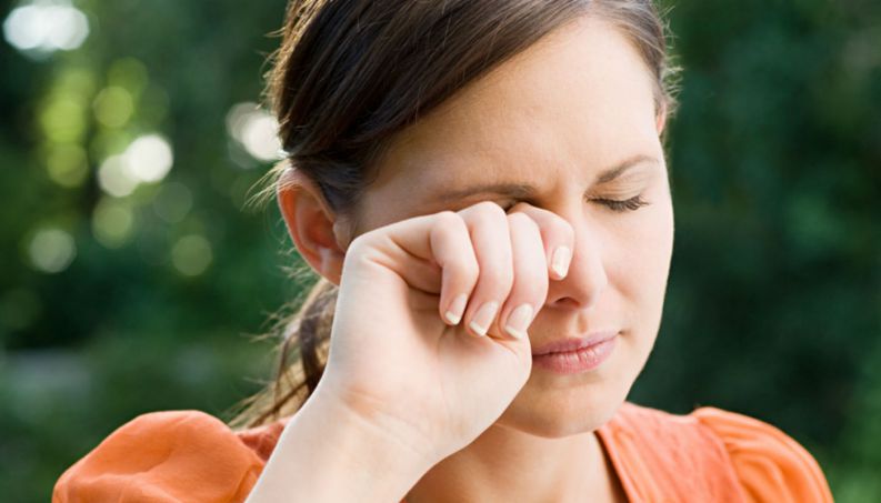 Bà bầu bị viêm kết mạc do virus gây ra sẽ có biểu hiện ngứa mắt, cộm mắt, chảy nước mắt
