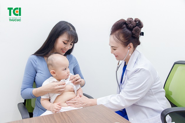 Nếu trẻ 3 tháng tuổi bị táo bón lâu ngày không khỏi, bố mẹ nên đưa con tới viện để được bác sĩ thăm khám và tư vấn phương pháp điều trị phù hợp