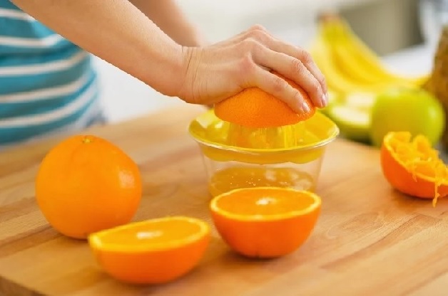trẻ bị sốt uống nước cam được không