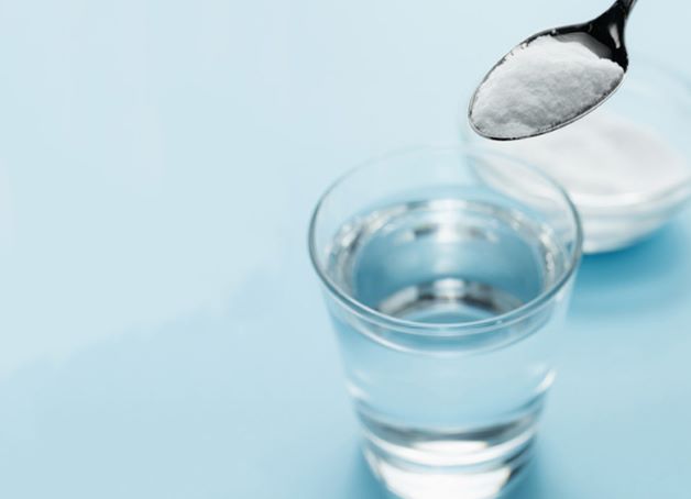 Súc miệng với nước muối là một trong những cách chữa đau răng cho trẻ an toàn, đơn giản và hiệu quả nhanh chóng.
