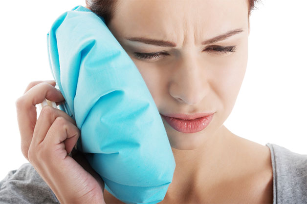 Dùng đá lạnh để chườm là một trong những cách chữa đau răng hiệu quả.