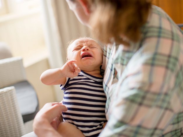 Trẻ bị dính thắng lưỡi gặp khó khăn khi bú mẹ