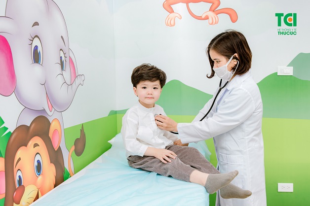Khi bé bị sốt, bố mẹ nên đưa con đi khám để được tư vấn kỹ hơn