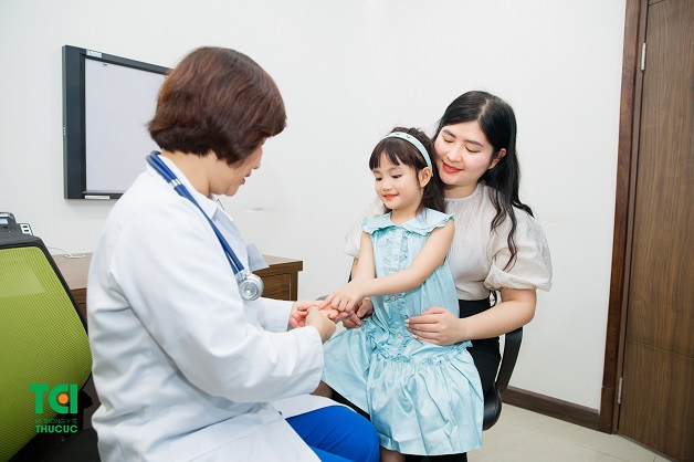 Khi trẻ có dấu hiệu sốt siêu vi, bố mẹ nên đưa con tới bệnh viện khám