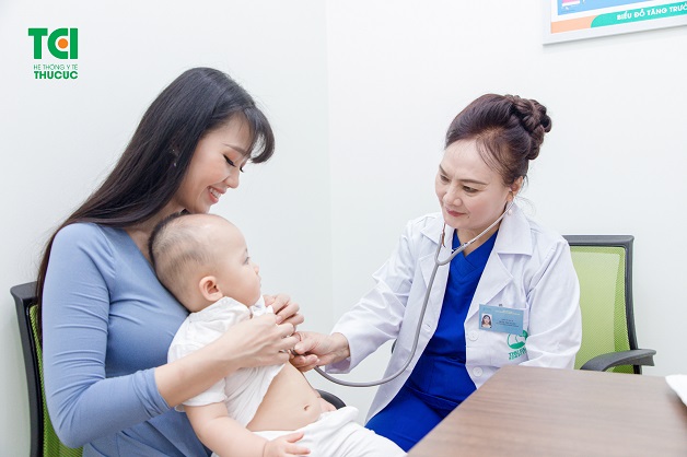 Mẹ nên cho con đi khám khi trẻ quấy khóc về đêm nhiều ngày
