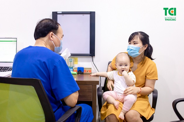 Bố mẹ nên đưa con đi khám khi trẻ sơ sinh đi ngoài, sôi bụng