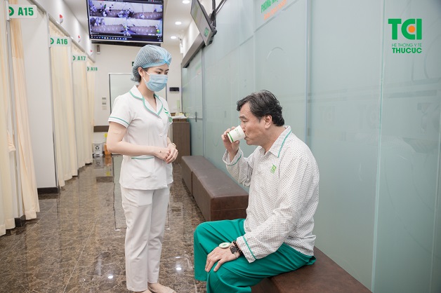 Người bệnh uống thuốc tan bọt dạ dày trước khi thực hiện nội soi dạ dày qua đường mũi