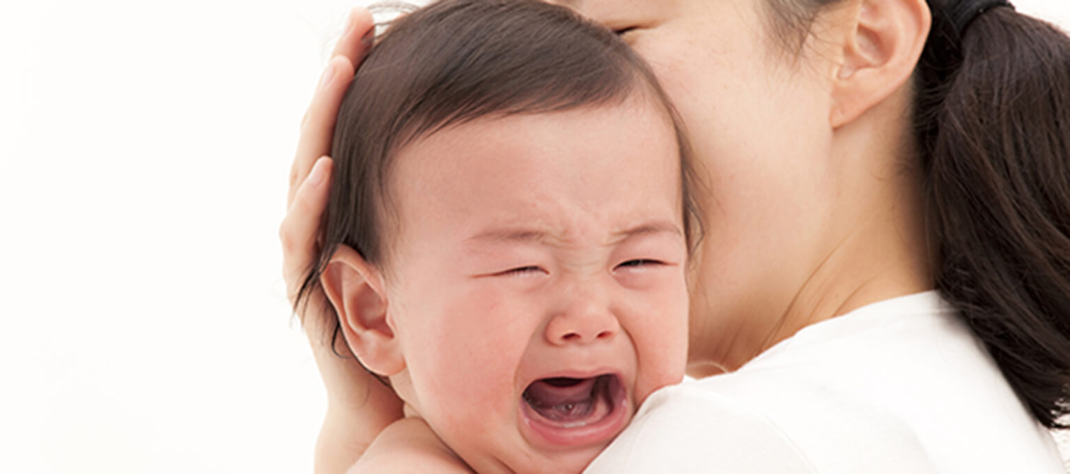 Trẻ sốt siêu vi thường khó chịu và quấy khóc
