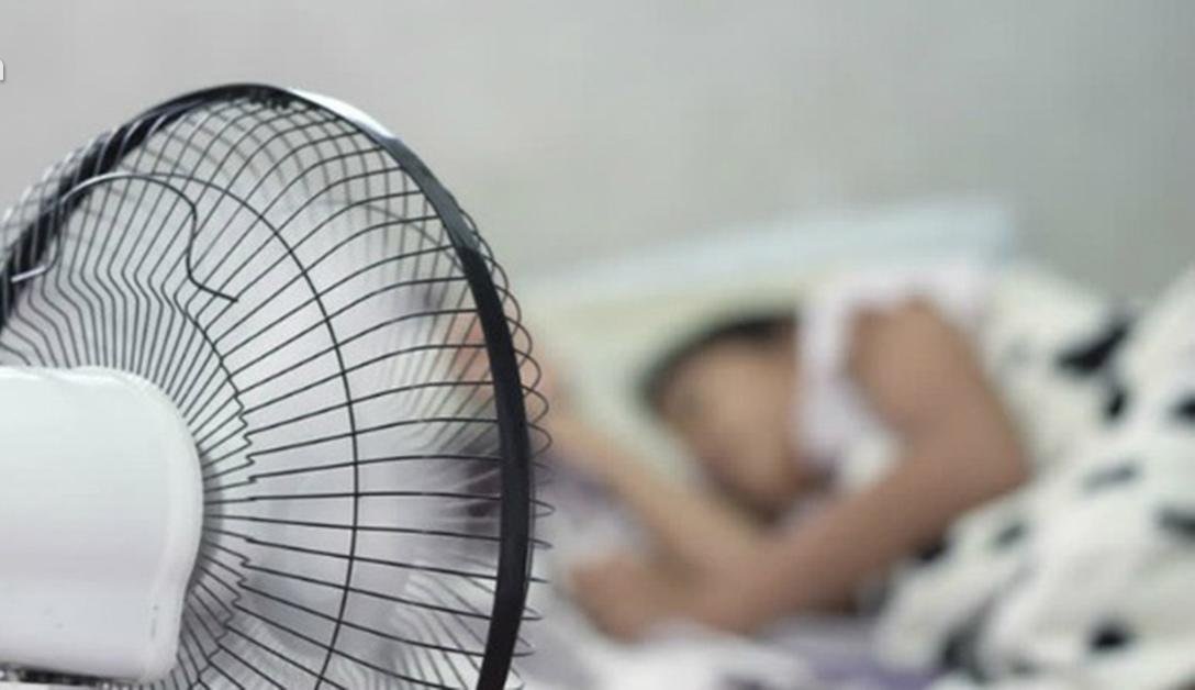 Trẻ sốt siêu vi có kiêng gió không?