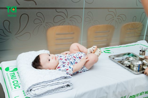 Dính thắng lưỡi là một trong những nguyên nhân khiến cho trẻ gặp nhiều các vấn đề khó khăn khi bú, phát âm