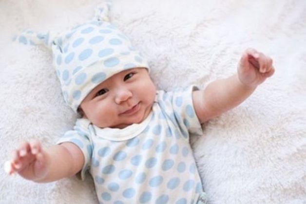 Cho bé mặc những bộ trang phục mềm mại, thoáng mát, thấm hút mồ hôi cũng là một cách giúp xoa dịu cơn khó chịu khi trẻ 4 tháng bị nổi mẩn đỏ.