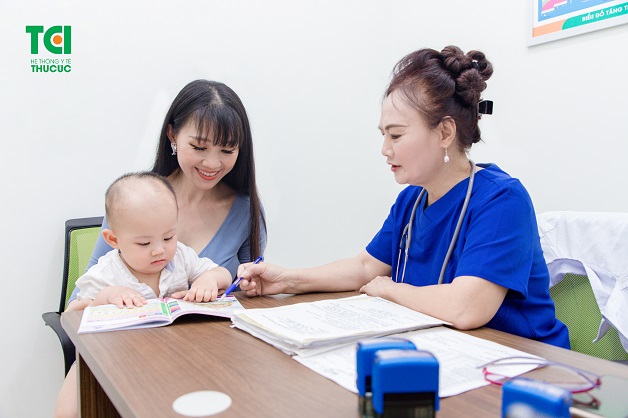 Bố mẹ nên đưa con tới bệnh viện khám để được bacsix dinh dưỡng giải đáp trẻ 7 tháng bị táo bón nên ăn gì