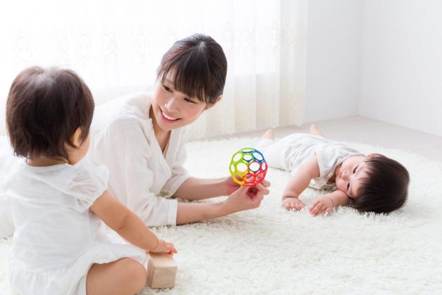 Bé được hoạt động, vận động phù hợp thì sẽ khiến việc đại tiện nhanh hơn