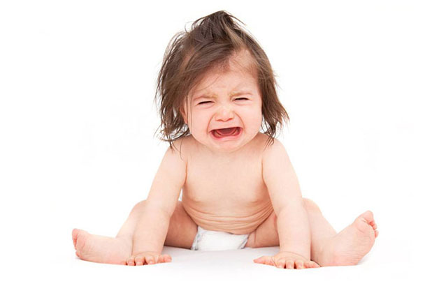 Trẻ hay quấy khóc là một trong những biểu hiện cho thấy trẻ bị ngứa vùng kín.