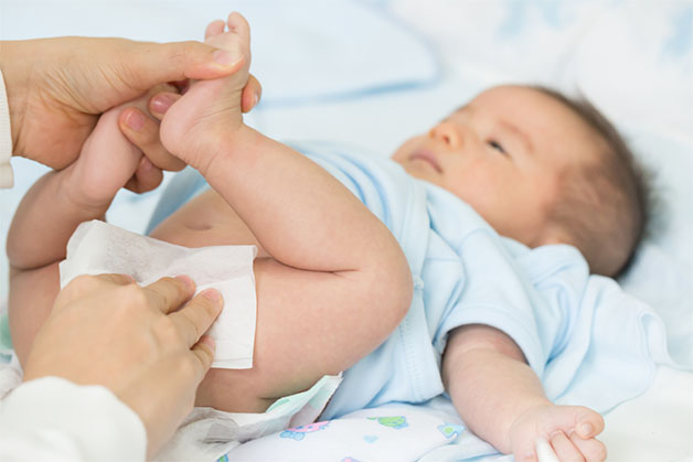 Vệ sinh vùng kín cho trẻ, đảm bảo vùng kín sạch sẽ, khô thoáng.
