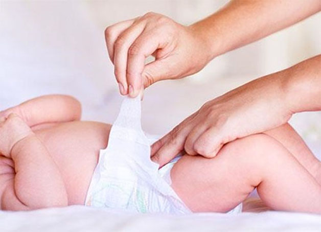 Trẻ mặc tã hoặc quần lót chật chội, ẩm ướt là dễ khiến trẻ bị ngứa vùng kín.