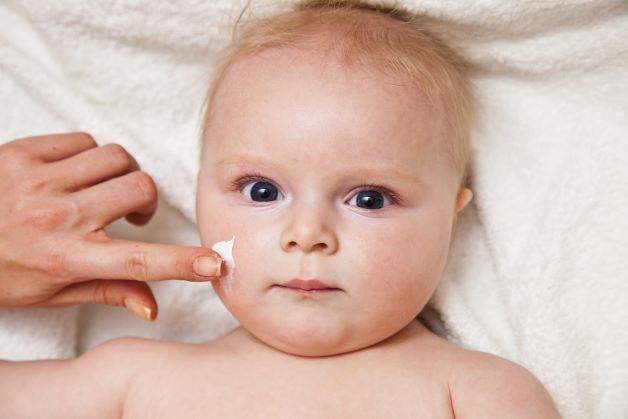 Nêu cần thoa thuốc cho trẻ, cha mẹ cần vệ sinh tay thật sạch sẽ để giữ vệ sinh an toàn