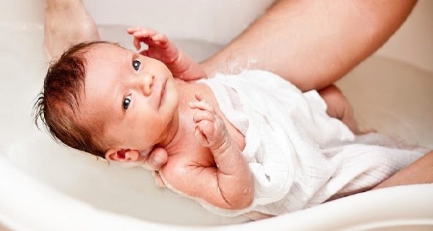 Trẻ bị sốt siêu vi có tắm được không là thắc mắc của nhiều bố mẹ