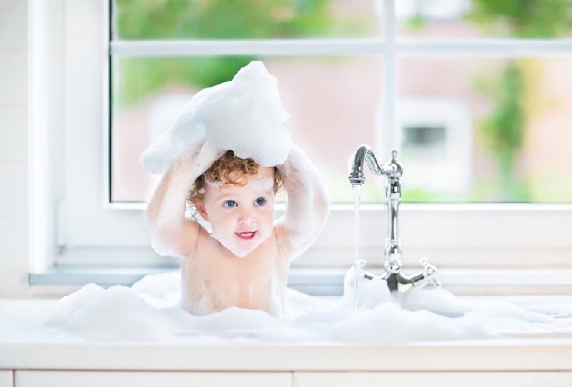 Trẻ bị sốt siêu vi có thể gội đầu được